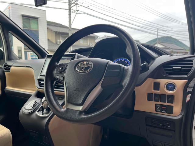 ノア ハイブリッドＸ　純正９型ナビ　ドライブレコーダー　ＥＴＣ　バックカメラ　ナビ　両側スライド・片側電動　オートライト　ＬＥＤヘッドランプ　スマートキー　３列シート　ＣＶＴ　アルミホイール　盗難防止システム（16枚目）