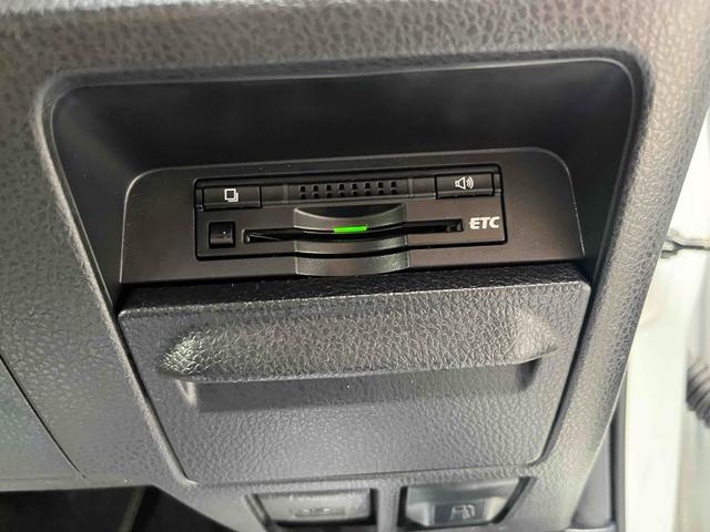 ノア ハイブリッドＸ　純正９型ナビ　ドライブレコーダー　ＥＴＣ　バックカメラ　ナビ　両側スライド・片側電動　オートライト　ＬＥＤヘッドランプ　スマートキー　３列シート　ＣＶＴ　アルミホイール　盗難防止システム（19枚目）