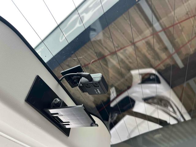 ノア ハイブリッドＸ　純正９型ナビ　ドライブレコーダー　ＥＴＣ　バックカメラ　ナビ　両側スライド・片側電動　オートライト　ＬＥＤヘッドランプ　スマートキー　３列シート　ＣＶＴ　アルミホイール　盗難防止システム（21枚目）