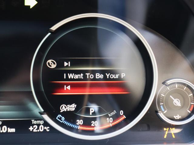 �}���`�f�B�X�v���C���[�^�[�i�^�R���[�^�[�j�����̓I�[�f�B�I����d�b���̏�񂪃X�C�b�`���쎞�ɕ\������܂�