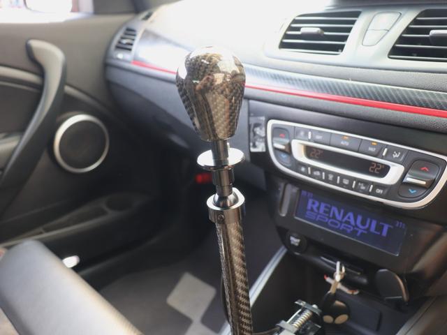 メガーヌ ルノー スポール 273トロフィー2 ZERO POINT ONEカスタムシフター RECAROフルバケット(運転席) HKSエアクリ 純正アクラポビッチマフラー スタッドボルト化ハブ RSパフォーマンスステアリング(33枚目)