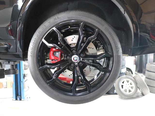 X4 M コンペティション S58B30Aツインターボ LCIモデル カーボンパッケージ サキールオレンジメリノレザー グロスレッドブレーキキャリパー Vスポーク765Mアルミ(グロスブラックペイント) 第三者機関検査済み(77枚目)