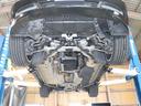 フロント側から見た車体の下部の画像です。点検のためアンダーカバーを取り外しています