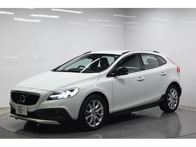 Ｖ４０ クロスカントリー　Ｄ４　サマム　２０１７年モデル／ハーマンカードン／ブラックレザーシート（ヒーター付）／ナビ／バックカメラ／純正１８インチアルミホイール／取説／保証書／スマートキー（9枚目）
