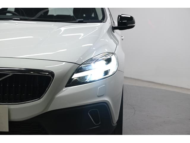 Ｖ４０ クロスカントリー　Ｄ４　サマム　２０１７年モデル／ハーマンカードン／ブラックレザーシート（ヒーター付）／ナビ／バックカメラ／純正１８インチアルミホイール／取説／保証書／スマートキー（21枚目）