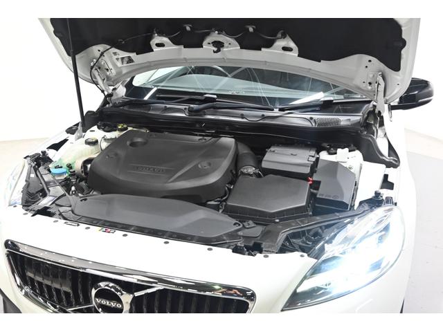 Ｖ４０ クロスカントリー　Ｄ４　サマム　２０１７年モデル／ハーマンカードン／ブラックレザーシート（ヒーター付）／ナビ／バックカメラ／純正１８インチアルミホイール／取説／保証書／スマートキー（27枚目）