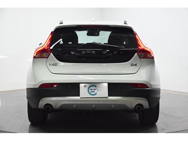 Ｖ４０ クロスカントリー　Ｄ４　サマム　２０１７年モデル／ハーマンカードン／ブラックレザーシート（ヒーター付）／ナビ／バックカメラ／純正１８インチアルミホイール／取説／保証書／スマートキー（28枚目）