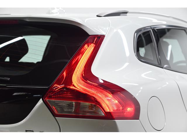 Ｖ４０ クロスカントリー　Ｄ４　サマム　２０１７年モデル／ハーマンカードン／ブラックレザーシート（ヒーター付）／ナビ／バックカメラ／純正１８インチアルミホイール／取説／保証書／スマートキー（30枚目）
