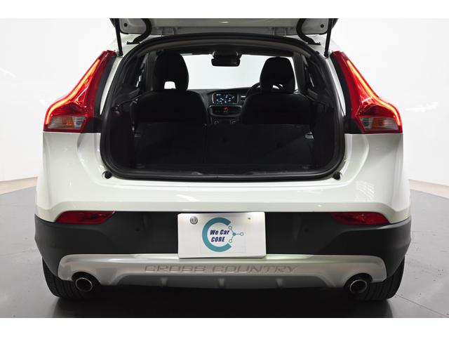 Ｖ４０ クロスカントリー　Ｄ４　サマム　２０１７年モデル／ハーマンカードン／ブラックレザーシート（ヒーター付）／ナビ／バックカメラ／純正１８インチアルミホイール／取説／保証書／スマートキー（31枚目）