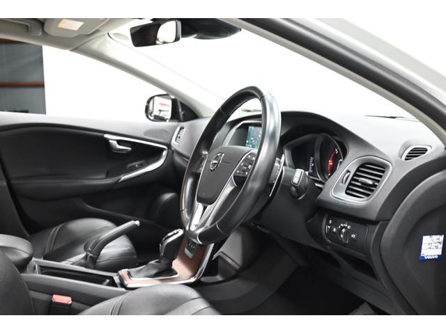 Ｖ４０ クロスカントリー　Ｄ４　サマム　２０１７年モデル／ハーマンカードン／ブラックレザーシート（ヒーター付）／ナビ／バックカメラ／純正１８インチアルミホイール／取説／保証書／スマートキー（42枚目）