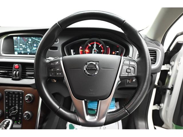 Ｖ４０ クロスカントリー　Ｄ４　サマム　２０１７年モデル／ハーマンカードン／ブラックレザーシート（ヒーター付）／ナビ／バックカメラ／純正１８インチアルミホイール／取説／保証書／スマートキー（56枚目）