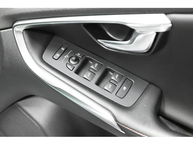 Ｖ４０ クロスカントリー　Ｄ４　サマム　２０１７年モデル／ハーマンカードン／ブラックレザーシート（ヒーター付）／ナビ／バックカメラ／純正１８インチアルミホイール／取説／保証書／スマートキー（75枚目）