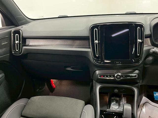 XC40リチャージ リチャージ アルティメットツインモーター 2023年モデル/禁煙車/レザーシート(ヒーター付)/パノラマルーフ/ボルボインテリセーフ/ハーマンカードン/Googleナビ/全方位カメラ/ETC/クルコン/Pバックドア/充電ケーブル(42枚目)