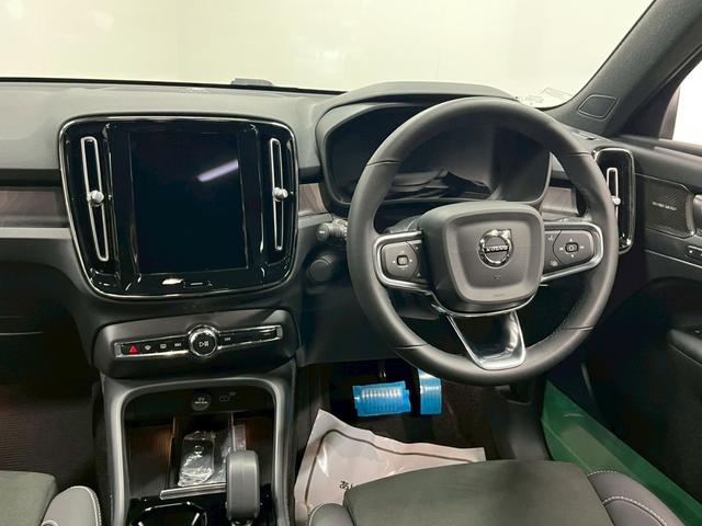 XC40リチャージ リチャージ アルティメットツインモーター 2023年モデル/禁煙車/レザーシート(ヒーター付)/パノラマルーフ/ボルボインテリセーフ/ハーマンカードン/Googleナビ/全方位カメラ/ETC/クルコン/Pバックドア/充電ケーブル(43枚目)