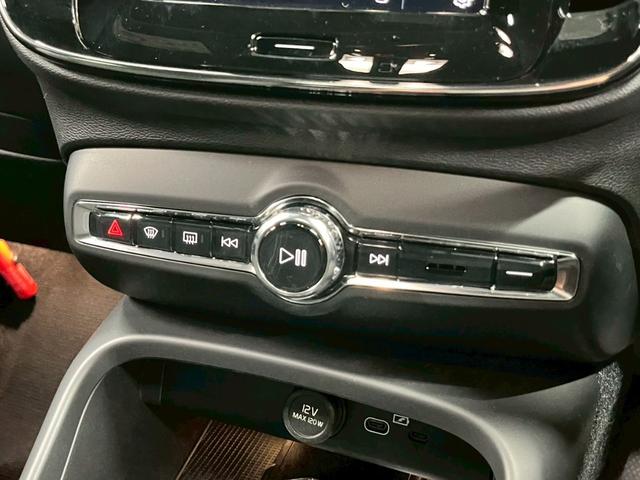 XC40リチャージ リチャージ アルティメットツインモーター 2023年モデル/禁煙車/レザーシート(ヒーター付)/パノラマルーフ/ボルボインテリセーフ/ハーマンカードン/Googleナビ/全方位カメラ/ETC/クルコン/Pバックドア/充電ケーブル(71枚目)