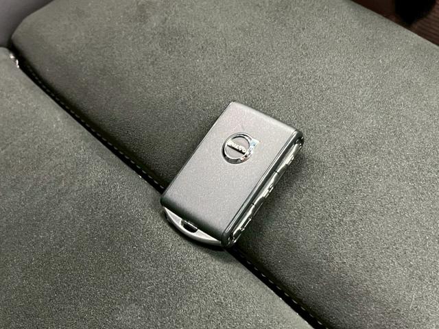 XC40リチャージ リチャージ アルティメットツインモーター 2023年モデル/禁煙車/レザーシート(ヒーター付)/パノラマルーフ/ボルボインテリセーフ/ハーマンカードン/Googleナビ/全方位カメラ/ETC/クルコン/Pバックドア/充電ケーブル(74枚目)