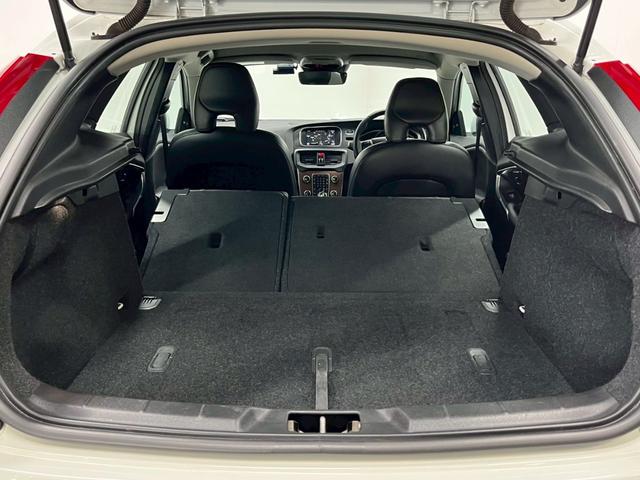 Ｖ４０ Ｄ４　インスクリプション　２０１８年モデル／ブラックレザーシート（ヒーター付）／ボルボインテリセーフ／純正ナビ／Ｂカメ／Ｂｌｕｅｔｏｏｔｈ対応／ＵＳＢ接続可／クリアランスソナー／クルコン／ＥＴＣ／純正１７アルミ（33枚目）