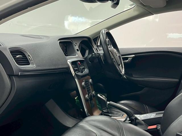 Ｖ４０ Ｄ４　インスクリプション　２０１８年モデル／ブラックレザーシート（ヒーター付）／ボルボインテリセーフ／純正ナビ／Ｂカメ／Ｂｌｕｅｔｏｏｔｈ対応／ＵＳＢ接続可／クリアランスソナー／クルコン／ＥＴＣ／純正１７アルミ（43枚目）