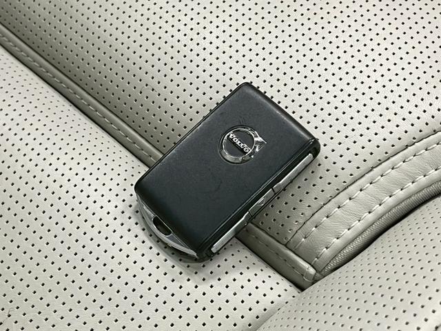 XC90 リチャージアルテメットT8AWDプラグインハイブリド 2023年モデル/エアサス/サンルーフ/レザーシート(ヒーター付)/ボルボインテリセーフ/ハーマンカードン/全方位カメラ/前後ドラレコ/クルコン/ナビ/フルセグTV/純正22アルミ/LEDヘッド(80枚目)