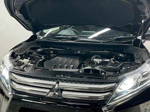 【徹底的なクリーニング】弊社にはクリーニング専用スペース、専属チームが存在し、入庫時は様々な状態のお車を全て徹底的に仕上げております。是非ご自身の目でそのクオリティをご確認下さいませ。