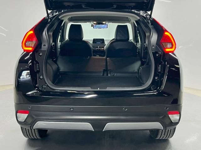 【徹底的なクリーニング】弊社にはクリーニング専用スペース、専属チームが存在し、入庫時は様々な状態のお車を全て徹底的に仕上げております。是非ご自身の目でそのクオリティをご確認下さいませ。