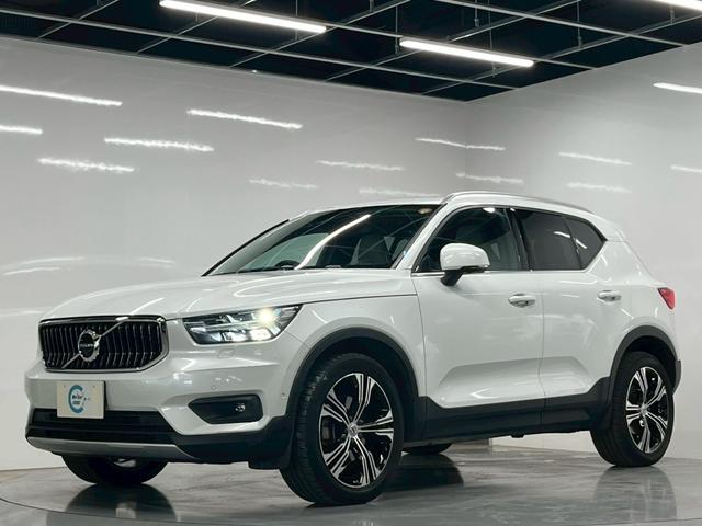 ＸＣ４０ Ｔ４　ＡＷＤ　インスクリプション　２０２０年モデル／禁煙車／ホワイトレザーシート（ヒーター付）／サンルーフ／ハーマンカードン／ボルボインテリセーフ／純正ナビ／フルセグＴＶ／全方位カメラ／Ｐバックドア／純正１９アルミ／ＬＥＤヘッド（3枚目）