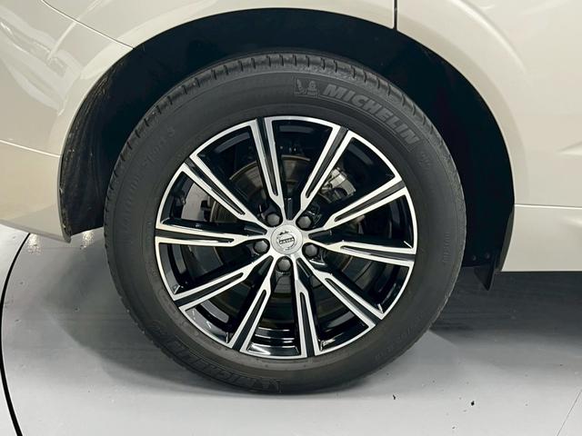 ＸＣ６０ Ｔ５　ＡＷＤ　インスクリプション　レザーシート（ヒーター付）／Ｐバックドア／ハーマンカードン／ボルボインテリセーフ／全方位カメラ／純正ナビ／フルセグＴＶ／ＵＳＢ接続可／クルコン／ＥＴＣ／ステアヒーター／前後ドラレコ／純正１９アルミ（39枚目）