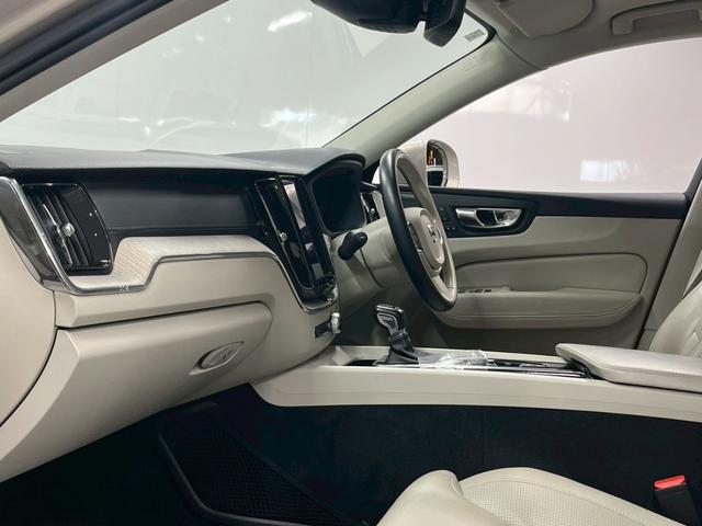 ＸＣ６０ Ｔ５　ＡＷＤ　インスクリプション　レザーシート（ヒーター付）／Ｐバックドア／ハーマンカードン／ボルボインテリセーフ／全方位カメラ／純正ナビ／フルセグＴＶ／ＵＳＢ接続可／クルコン／ＥＴＣ／ステアヒーター／前後ドラレコ／純正１９アルミ（51枚目）