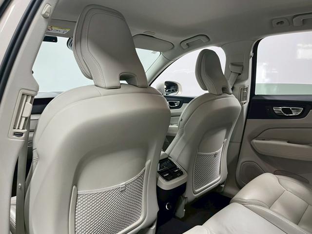 ＸＣ６０ Ｔ５　ＡＷＤ　インスクリプション　レザーシート（ヒーター付）／Ｐバックドア／ハーマンカードン／ボルボインテリセーフ／全方位カメラ／純正ナビ／フルセグＴＶ／ＵＳＢ接続可／クルコン／ＥＴＣ／ステアヒーター／前後ドラレコ／純正１９アルミ（55枚目）