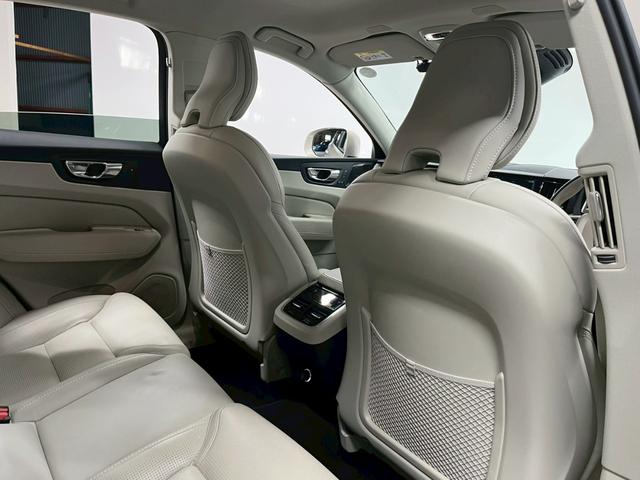ＸＣ６０ Ｔ５　ＡＷＤ　インスクリプション　レザーシート（ヒーター付）／Ｐバックドア／ハーマンカードン／ボルボインテリセーフ／全方位カメラ／純正ナビ／フルセグＴＶ／ＵＳＢ接続可／クルコン／ＥＴＣ／ステアヒーター／前後ドラレコ／純正１９アルミ（58枚目）
