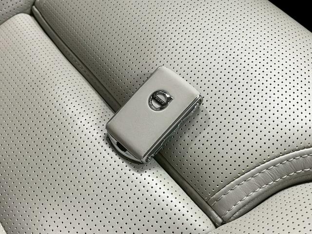 ＸＣ６０ Ｔ５　ＡＷＤ　インスクリプション　レザーシート（ヒーター付）／Ｐバックドア／ハーマンカードン／ボルボインテリセーフ／全方位カメラ／純正ナビ／フルセグＴＶ／ＵＳＢ接続可／クルコン／ＥＴＣ／ステアヒーター／前後ドラレコ／純正１９アルミ（77枚目）