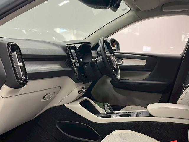 ＸＣ４０ Ｔ４　ＡＷＤ　モーメンタム　禁煙車／ホワイトルーフ／ＥＲＳＴ２０インチアルミホイール／フロントグリル／Ｒデザイン／純正ナビ／フルセグＴＶ／全方位カメラ／前後ドラレコ／シートヒーター／ステアヒーター／ＥＴＣ／クルコン／Ｐバックドア（51枚目）