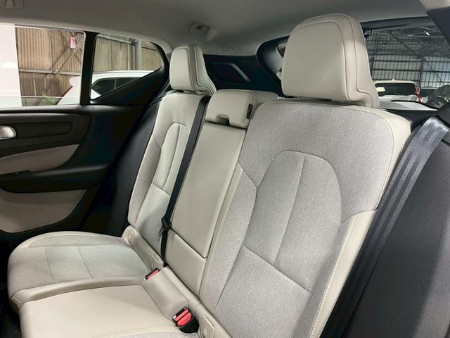 ＸＣ４０ Ｔ４　ＡＷＤ　モーメンタム　禁煙車／ホワイトルーフ／ＥＲＳＴ２０インチアルミホイール／フロントグリル／Ｒデザイン／純正ナビ／フルセグＴＶ／全方位カメラ／前後ドラレコ／シートヒーター／ステアヒーター／ＥＴＣ／クルコン／Ｐバックドア（56枚目）