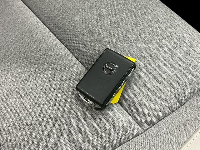 ＸＣ４０ Ｔ４　ＡＷＤ　モーメンタム　禁煙車／ホワイトルーフ／ＥＲＳＴ２０インチアルミホイール／フロントグリル／Ｒデザイン／純正ナビ／フルセグＴＶ／全方位カメラ／前後ドラレコ／シートヒーター／ステアヒーター／ＥＴＣ／クルコン／Ｐバックドア（80枚目）