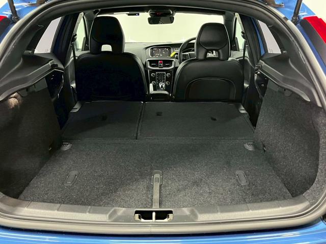 Ｖ４０ Ｄ４　Ｒデザイン　チューンド　バイ　ポールスター　２０１８年モデル／禁煙車／ブラックレザーシート（ヒーター付）／ボルボインテリセーフ／ハーマンカードン／バックカメラ／ナビ／Ｂｌｕｅｔｏｏｔｈ対応／ＵＳＢ接続可／前後ドラレコ／外品１６アルミ（35枚目）