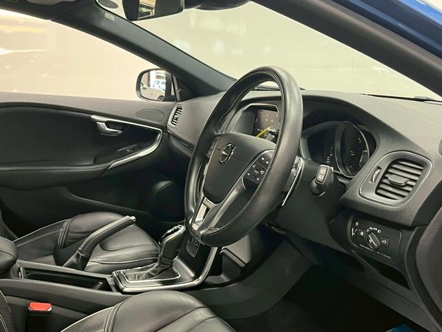 Ｖ４０ Ｄ４　Ｒデザイン　チューンド　バイ　ポールスター　２０１８年モデル／禁煙車／ブラックレザーシート（ヒーター付）／ボルボインテリセーフ／ハーマンカードン／バックカメラ／ナビ／Ｂｌｕｅｔｏｏｔｈ対応／ＵＳＢ接続可／前後ドラレコ／外品１６アルミ（46枚目）