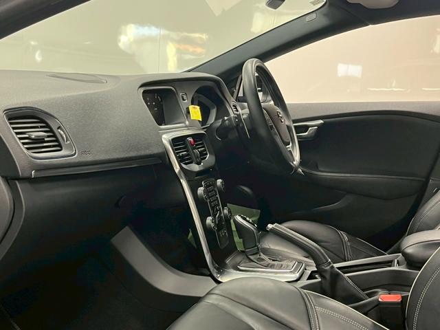 Ｖ４０ Ｄ４　Ｒデザイン　チューンド　バイ　ポールスター　２０１８年モデル／禁煙車／ブラックレザーシート（ヒーター付）／ボルボインテリセーフ／ハーマンカードン／バックカメラ／ナビ／Ｂｌｕｅｔｏｏｔｈ対応／ＵＳＢ接続可／前後ドラレコ／外品１６アルミ（50枚目）