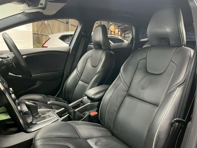 Ｖ４０ Ｄ４　Ｒデザイン　チューンド　バイ　ポールスター　２０１８年モデル／禁煙車／ブラックレザーシート（ヒーター付）／ボルボインテリセーフ／ハーマンカードン／バックカメラ／ナビ／Ｂｌｕｅｔｏｏｔｈ対応／ＵＳＢ接続可／前後ドラレコ／外品１６アルミ（51枚目）
