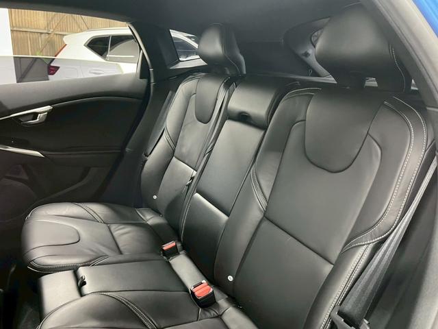Ｖ４０ Ｄ４　Ｒデザイン　チューンド　バイ　ポールスター　２０１８年モデル／禁煙車／ブラックレザーシート（ヒーター付）／ボルボインテリセーフ／ハーマンカードン／バックカメラ／ナビ／Ｂｌｕｅｔｏｏｔｈ対応／ＵＳＢ接続可／前後ドラレコ／外品１６アルミ（55枚目）