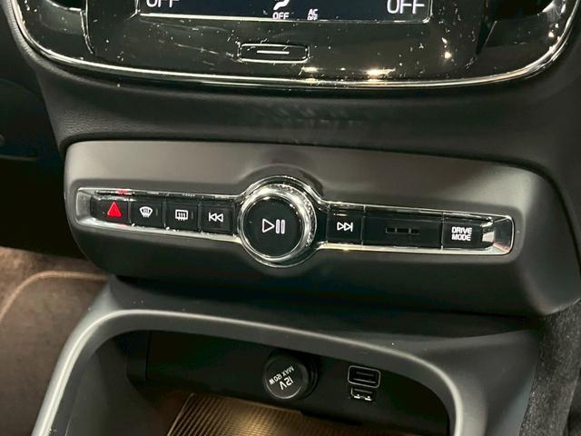 ＸＣ４０ Ｔ４　モメンタム　純正ナビ／全方位カメラ／ボルボインテリセーフ／禁煙車／ＥＴＣ／ＴＶ／スマートキー／電動シート／盗難防止装置／ＬＥＤヘッドライト／コーナーセンサー／レーンキープアシスト／Ｂｌｕｅｔｏｏｔｈ接続／（69枚目）