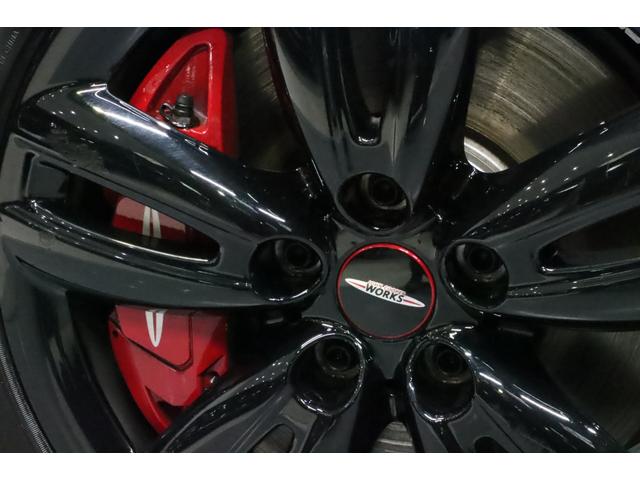 ＭＩＮＩ ジョンクーパーワークス　コンバーチブル　ＪＣＷトリム　ＪＣＷトリム／禁煙車／電動オープン／Ａｐｐｌｅ　ＣａｒＰｌａｙ／ＵＳＢ接続可／バックカメラ／Ｈレザーシート（ヒーター付）／クルコン／クリアランスソナー／ＥＴＣ／ＬＥＤヘッド／純正１７アルミ／赤キャリパ（34枚目）