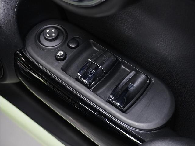 ＭＩＮＩ ジョンクーパーワークス　コンバーチブル　ＪＣＷトリム　ＪＣＷトリム／禁煙車／電動オープン／Ａｐｐｌｅ　ＣａｒＰｌａｙ／ＵＳＢ接続可／バックカメラ／Ｈレザーシート（ヒーター付）／クルコン／クリアランスソナー／ＥＴＣ／ＬＥＤヘッド／純正１７アルミ／赤キャリパ（51枚目）