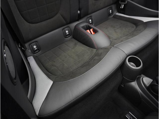 ＭＩＮＩ ジョンクーパーワークス　コンバーチブル　ＪＣＷトリム　ＪＣＷトリム／禁煙車／電動オープン／Ａｐｐｌｅ　ＣａｒＰｌａｙ／ＵＳＢ接続可／バックカメラ／Ｈレザーシート（ヒーター付）／クルコン／クリアランスソナー／ＥＴＣ／ＬＥＤヘッド／純正１７アルミ／赤キャリパ（61枚目）
