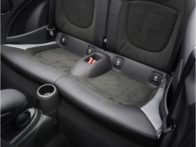 ＭＩＮＩ ジョンクーパーワークス　コンバーチブル　ＪＣＷトリム　ＪＣＷトリム／禁煙車／電動オープン／Ａｐｐｌｅ　ＣａｒＰｌａｙ／ＵＳＢ接続可／バックカメラ／Ｈレザーシート（ヒーター付）／クルコン／クリアランスソナー／ＥＴＣ／ＬＥＤヘッド／純正１７アルミ／赤キャリパ（64枚目）