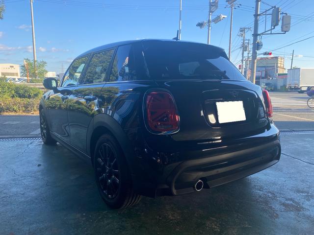 ＭＩＮＩ クーパーＤプレミアムプラスパッケージクラシックトリム　ワンオーナー　オプションレザーシート　シートヒーター　バックカメラ　アンビエントライト　アップルディスプレイ（5枚目）