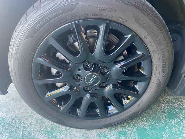 ＭＩＮＩ クーパーＤプレミアムプラスパッケージクラシックトリム　ワンオーナー　オプションレザーシート　シートヒーター　バックカメラ　アンビエントライト　アップルディスプレイ（8枚目）