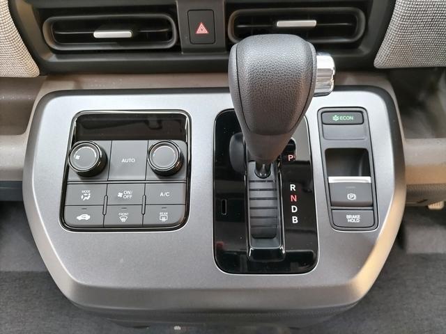 フリード ｅ：ＨＥＶエアー　Ｈｏｎｄａ　ＳＥＮＳＩＮＧ　登録済未使用車　ＬＥＤヘッドライト　電子パーキングブレーキ　１〜３列ウォークスルー　Ｈｏｎｄａスマートキー　両側パワースライドドア　電動格納ドアミラー　踏み間違い衝突軽減（15枚目）
