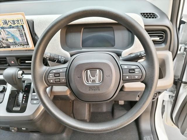 フリード ｅ：ＨＥＶエアー　Ｈｏｎｄａ　ＳＥＮＳＩＮＧ　登録済未使用車　ＬＥＤヘッドライト　電子パーキングブレーキ　１〜３列ウォークスルー　Ｈｏｎｄａスマートキー　両側パワースライドドア　電動格納ドアミラー　踏み間違い衝突軽減（18枚目）