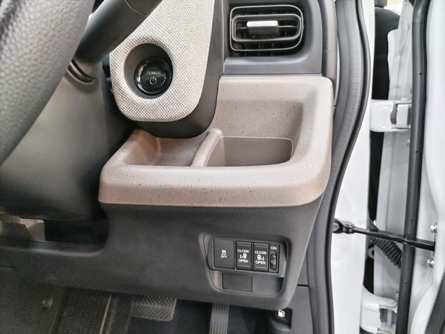 フリード ｅ：ＨＥＶエアー　Ｈｏｎｄａ　ＳＥＮＳＩＮＧ　登録済未使用車　ＬＥＤヘッドライト　電子パーキングブレーキ　１〜３列ウォークスルー　Ｈｏｎｄａスマートキー　両側パワースライドドア　電動格納ドアミラー　踏み間違い衝突軽減（22枚目）