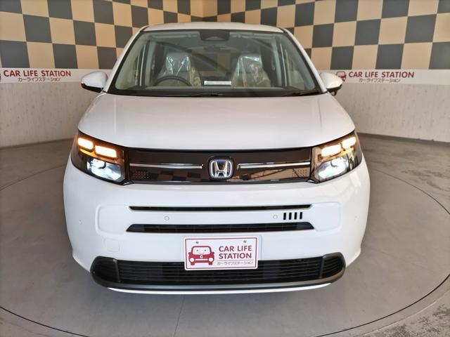 フリード ｅ：ＨＥＶエアー　Ｈｏｎｄａ　ＳＥＮＳＩＮＧ　登録済未使用車　ＬＥＤヘッドライト　電子パーキングブレーキ　１〜３列ウォークスルー　Ｈｏｎｄａスマートキー　両側パワースライドドア　電動格納ドアミラー　踏み間違い衝突軽減（64枚目）